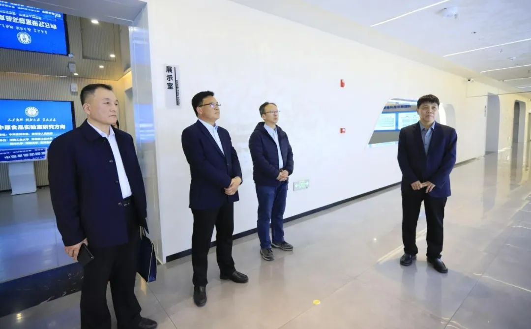 乐发lv官网乳业集团党委书记、董事长唐洪峰一行赴中原食品实验室同中国工程院院士、中原食品实验室主任任发政座谈交流 乐发lv官网乳业集团党委书记、董事长唐洪峰一行赴中原食品实验室同中国工程院院士、中原食品实验室主任任发政座谈交流