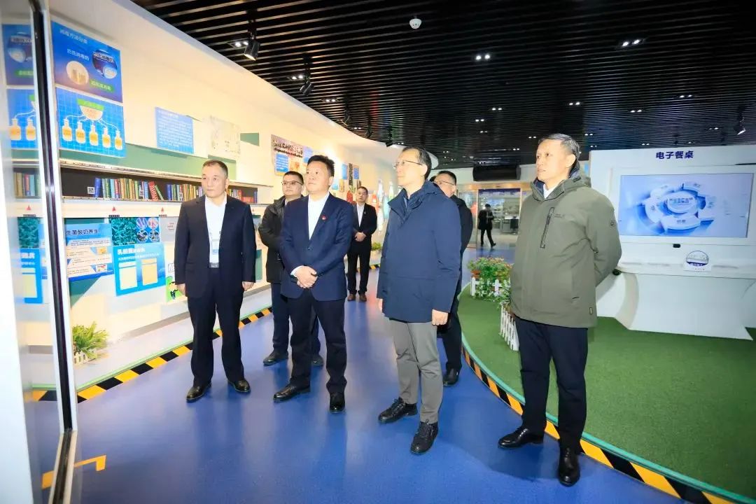 省政府国资委党委书记、主任李涛一行到乐发lv官网乳业集团调研 省政府国资委党委书记、主任李涛一行到乐发lv官网乳业集团调研