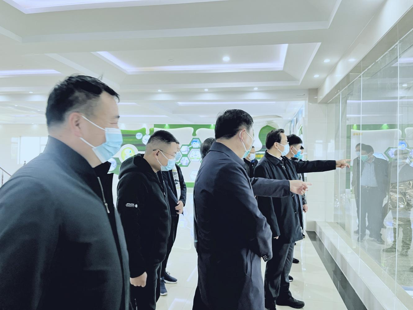 河南省人大常委会党组书记、副主任孔昌生莅临乐发lv官网鲁山瑞亚牧场参观调研 河南省人大常委会党组书记、副主任孔昌生莅临乐发lv官网鲁山瑞亚牧场参观调研