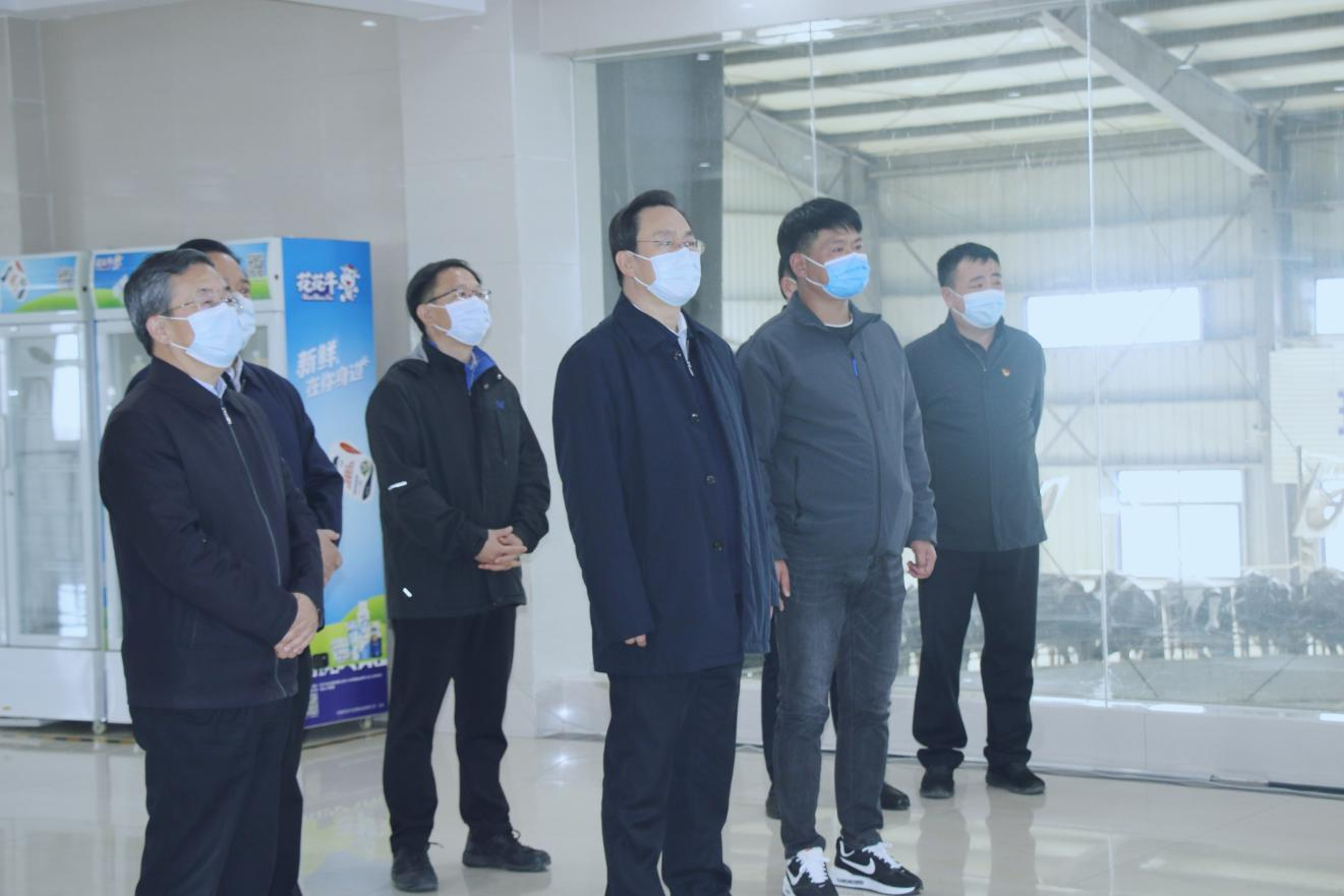 河南省人大常委会党组书记、副主任孔昌生莅临乐发lv官网鲁山瑞亚牧场参观调研 河南省人大常委会党组书记、副主任孔昌生莅临乐发lv官网鲁山瑞亚牧场参观调研