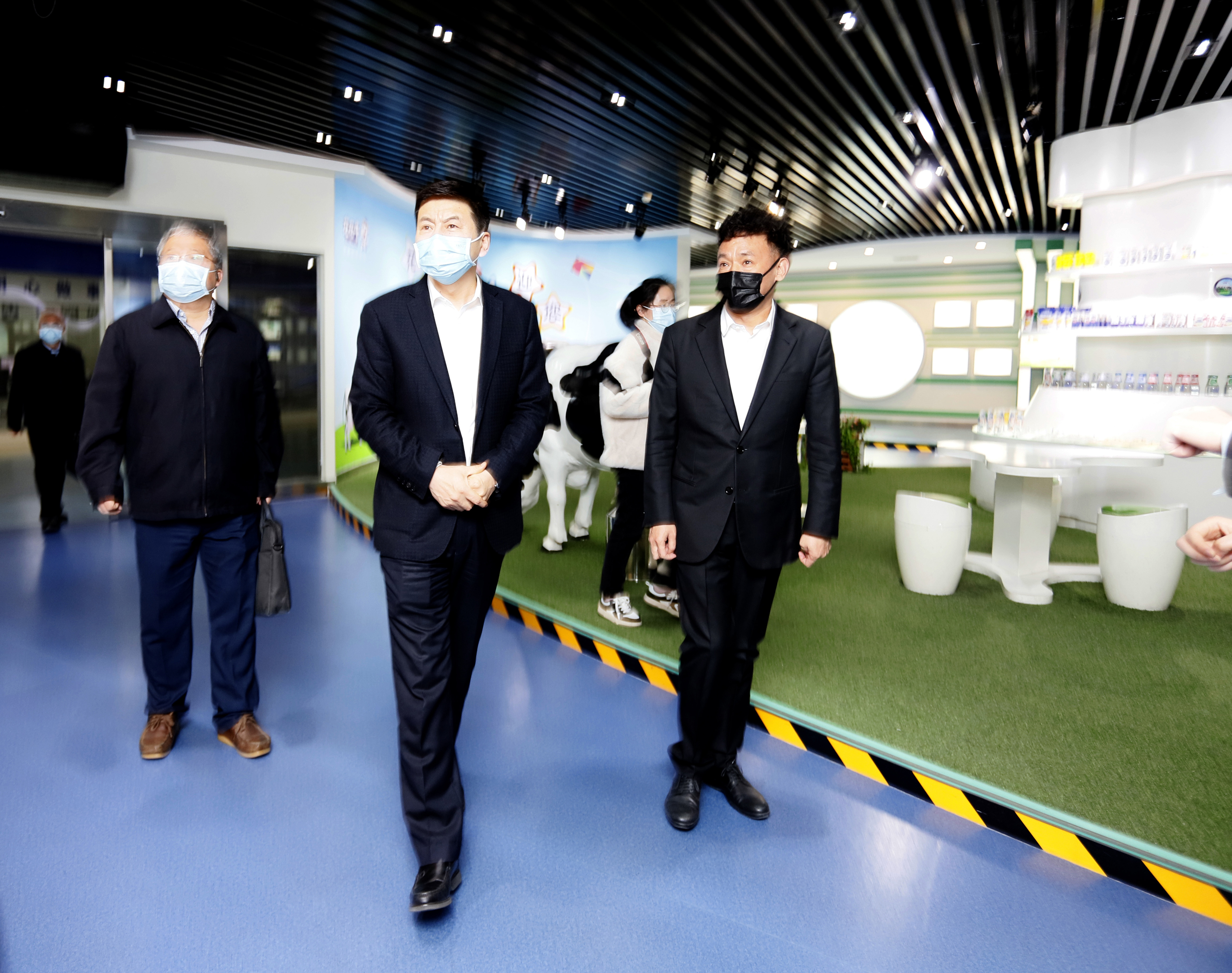 河南省委常委、副省长费东斌莅临 乐发lv官网乳业集团调研 河南省委常委、副省长费东斌莅临 乐发lv官网乳业集团调研