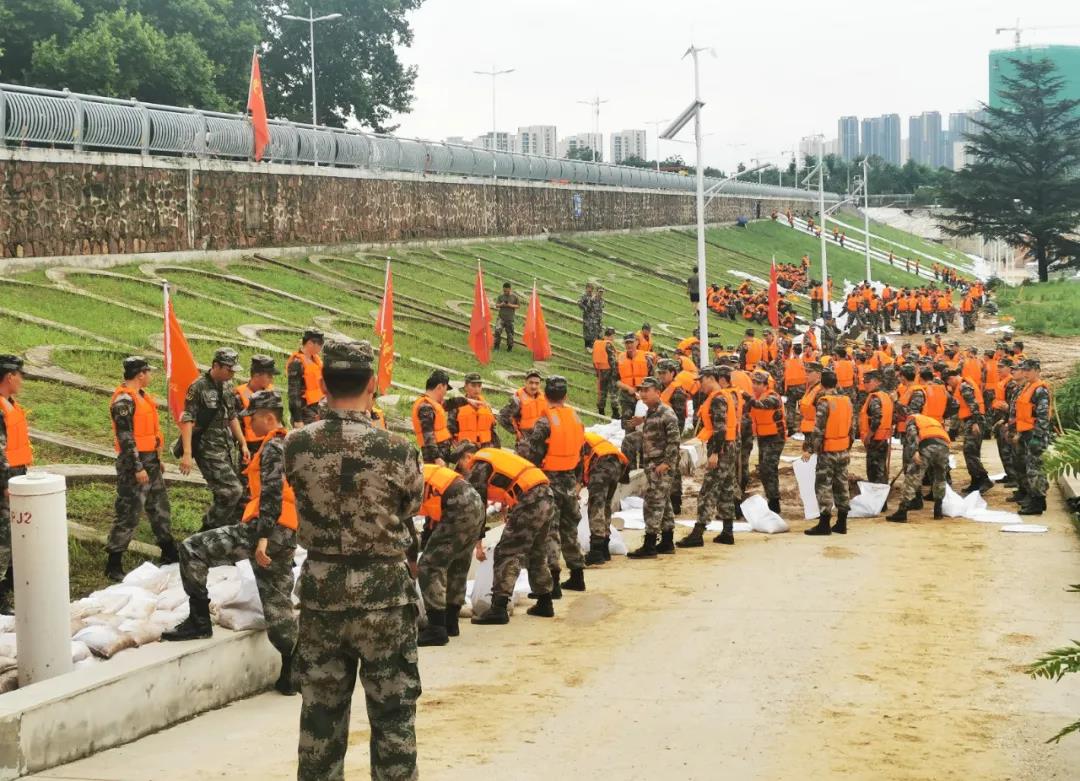 大雨无情人有情!乐发lv官网乳业慰问常庄水库抗洪抢险官兵 大雨无情人有情!乐发lv官网乳业慰问常庄水库抗洪抢险官兵