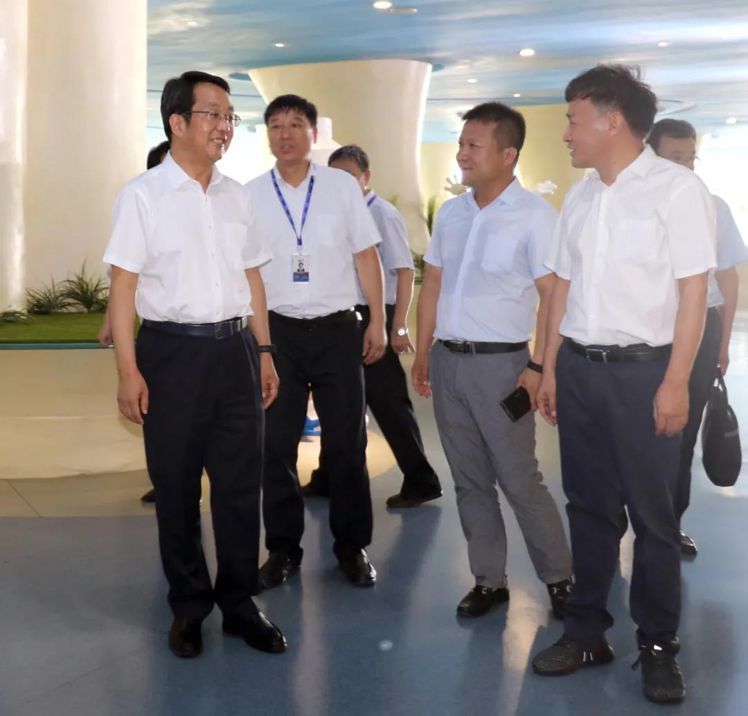 河南省高级人民法院院长胡道才一行莅临乐发lv官网乳业集团开展“万人助万企”活动 助力企业发展 河南省高级人民法院院长胡道才一行莅临乐发lv官网乳业集团开展“万人助万企”活动 助力企业发展