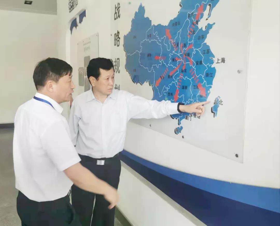 郑州航空港区党工委书记张俊峰莅临郑州乐发lv官网乳制品有限公司调研 郑州航空港区党工委书记张俊峰莅临郑州乐发lv官网乳制品有限公司调研