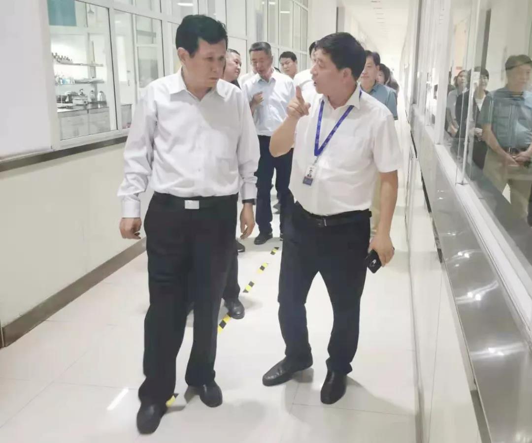 郑州航空港区党工委书记张俊峰莅临郑州乐发lv官网乳制品有限公司调研 郑州航空港区党工委书记张俊峰莅临郑州乐发lv官网乳制品有限公司调研