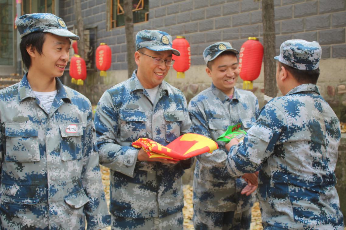 组织开展户外拓展训练活动 组织开展户外拓展训练活动