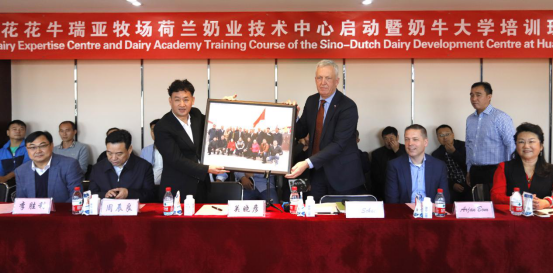 中原地区首个“荷兰奶业技术中心”落户乐发lv官网 ——中荷奶业发展中心和河南乐发lv官网携手助力中国奶业发展 中原地区首个“荷兰奶业技术中心”落户乐发lv官网 ——中荷奶业发展中心和河南乐发lv官网携手助力中国奶业发展