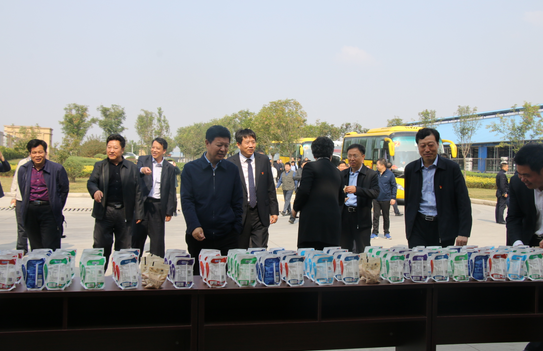 河南省农牧业产业扶贫工作观摩团莅临乐发lv官网集团·鲁山瑞亚牧业有限公司参观考察 河南省农牧业产业扶贫工作观摩团莅临乐发lv官网集团·鲁山瑞亚牧业有限公司参观考察