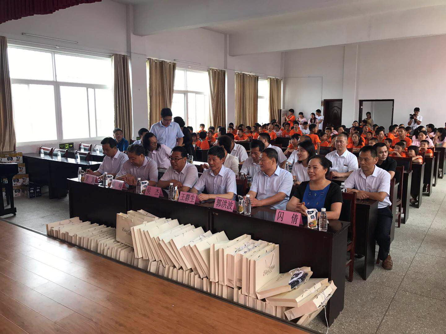 “关爱特殊儿童,让爱洒满人间—乐发lv官网乳业集团2018中国小康牛奶行动” 公益助学泌阳捐赠仪式 “关爱特殊儿童,让爱洒满人间—乐发lv官网乳业集团2018中国小康牛奶行动” 公益助学泌阳捐赠仪式