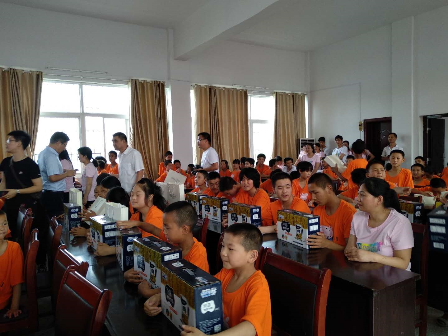 “关爱特殊儿童,让爱洒满人间—乐发lv官网乳业集团2018中国小康牛奶行动” 公益助学泌阳捐赠仪式 “关爱特殊儿童,让爱洒满人间—乐发lv官网乳业集团2018中国小康牛奶行动” 公益助学泌阳捐赠仪式