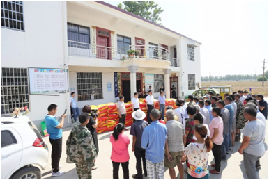 秋种化肥进农户 精准扶贫及时雨 | 乐发lv官网集团精准扶贫在行动 秋种化肥进农户 精准扶贫及时雨 | 乐发lv官网集团精准扶贫在行动
