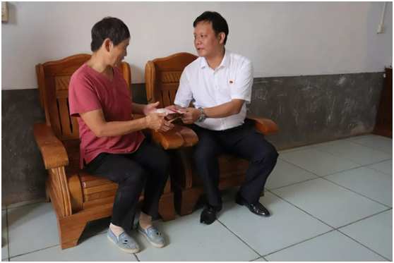 秋种化肥进农户 精准扶贫及时雨 | 乐发lv官网集团精准扶贫在行动 秋种化肥进农户 精准扶贫及时雨 | 乐发lv官网集团精准扶贫在行动