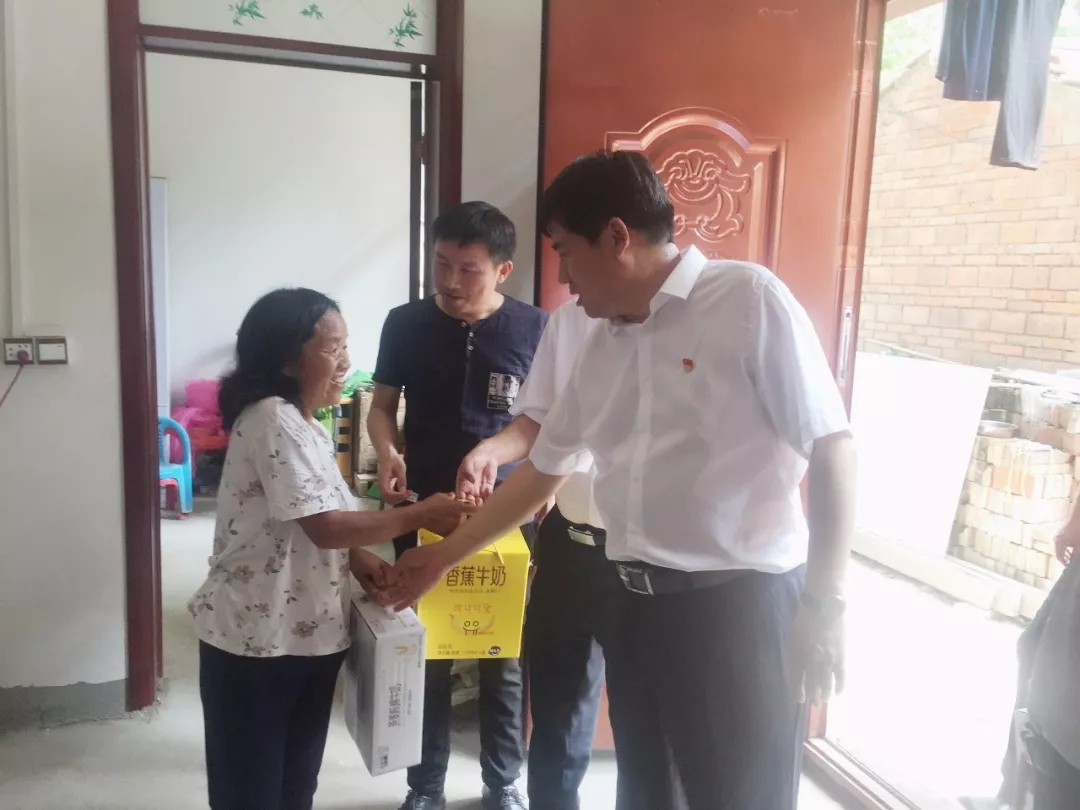 乐发lv官网乳业集团走访慰问贫困户 结对帮扶暖人心 乐发lv官网乳业集团走访慰问贫困户 结对帮扶暖人心