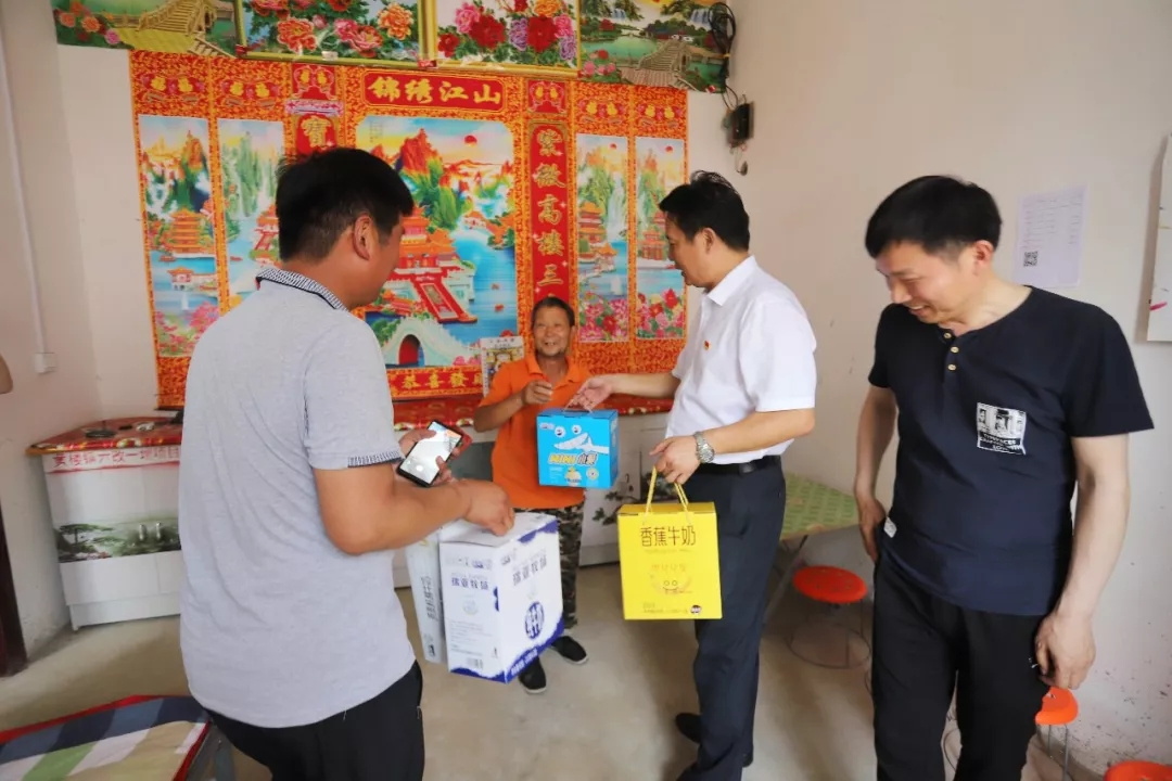 乐发lv官网乳业集团走访慰问贫困户 结对帮扶暖人心 乐发lv官网乳业集团走访慰问贫困户 结对帮扶暖人心