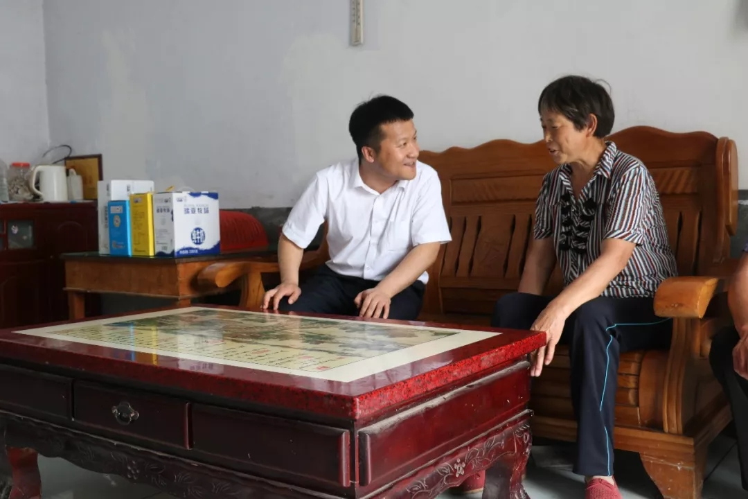 乐发lv官网乳业集团走访慰问贫困户 结对帮扶暖人心 乐发lv官网乳业集团走访慰问贫困户 结对帮扶暖人心