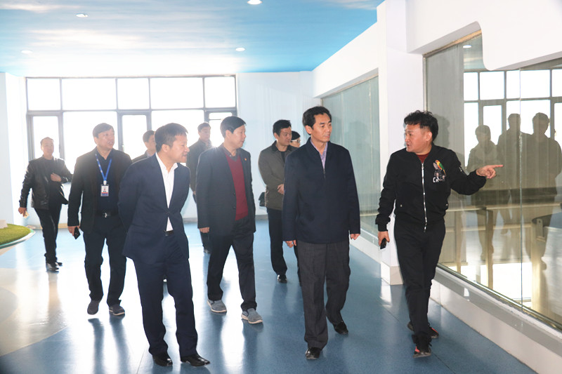 封丘县县长王献臣一行莅临 乐发lv官网集团养殖、乳品事业部参观调研 封丘县县长王献臣一行莅临 乐发lv官网集团养殖、乳品事业部参观调研