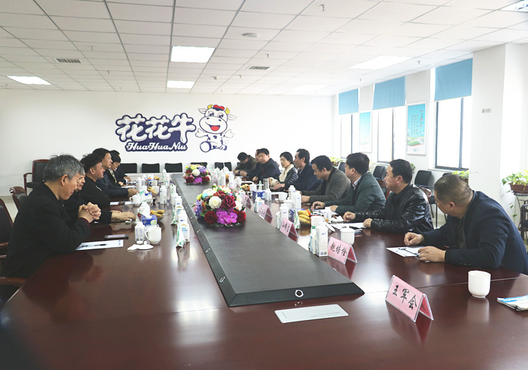 封丘县县长王献臣一行莅临 乐发lv官网集团养殖、乳品事业部参观调研 封丘县县长王献臣一行莅临 乐发lv官网集团养殖、乳品事业部参观调研