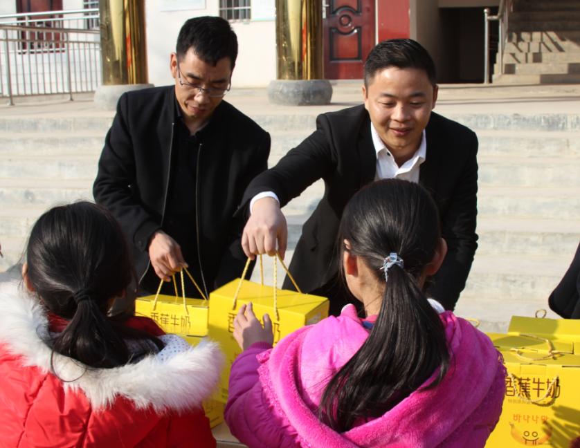 乐发lv官网走进新密白龙庙村 让山区的孩子喝到最新鲜的牛奶 乐发lv官网走进新密白龙庙村 让山区的孩子喝到最新鲜的牛奶