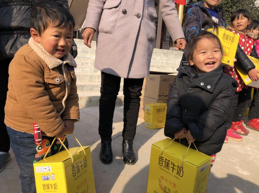 乐发lv官网走进新密白龙庙村 让山区的孩子喝到最新鲜的牛奶 乐发lv官网走进新密白龙庙村 让山区的孩子喝到最新鲜的牛奶