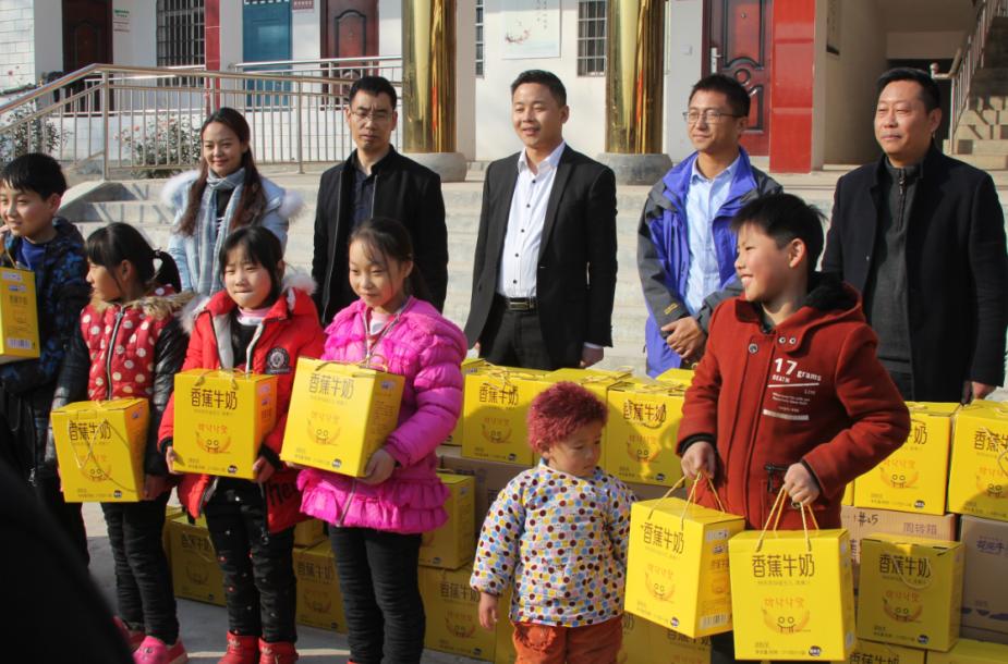 乐发lv官网走进新密白龙庙村 让山区的孩子喝到最新鲜的牛奶 乐发lv官网走进新密白龙庙村 让山区的孩子喝到最新鲜的牛奶