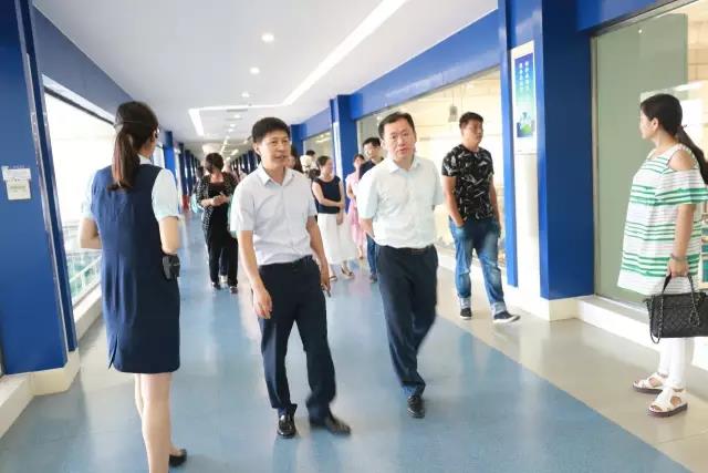 河南省食品安全座谈会暨百场食安讲座进校园启动仪式在乐发lv官网举行 河南省食品安全座谈会暨百场食安讲座进校园启动仪式在乐发lv官网举行