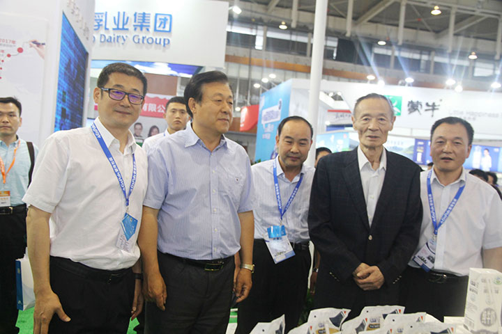 乐发lv官网亮相第八届中国奶业大会,又获农业部长一声赞! 乐发lv官网亮相第八届中国奶业大会,又获农业部长一声赞!