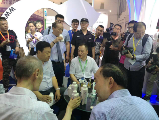 乐发lv官网牛气冲天!农业部长品尝“领畅”点赞,又获国际奶业平台青睐 乐发lv官网牛气冲天!农业部长品尝“领畅”点赞,又获国际奶业平台青睐