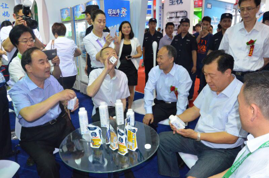 乐发lv官网牛气冲天!农业部长品尝“领畅”点赞,又获国际奶业平台青睐 乐发lv官网牛气冲天!农业部长品尝“领畅”点赞,又获国际奶业平台青睐