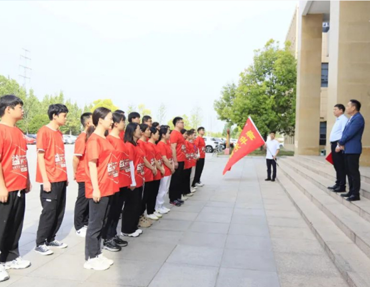 弘扬五四精神 激扬青春力量——河南乐发lv官网乳业集团开展青年徒步活动